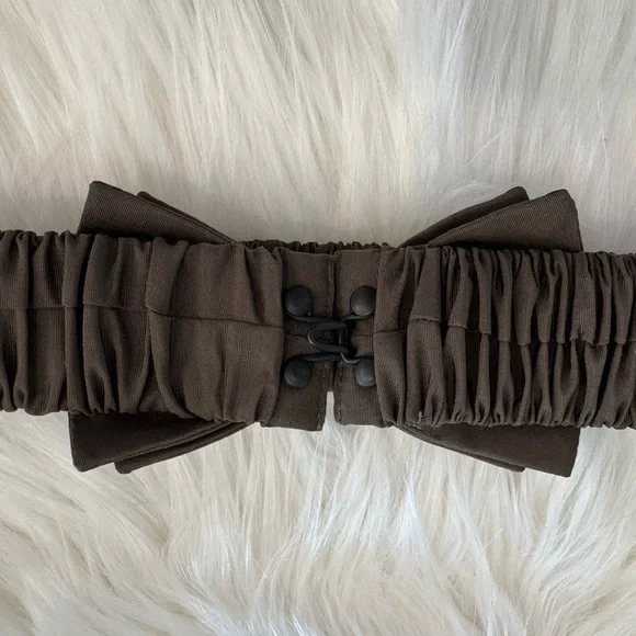 Burberry Olive-colored Bow Belt - Size Small with Elastic - Picture 8 of 14